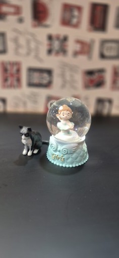 گوی برفی دختر کوچک