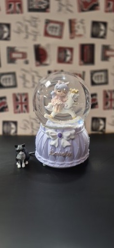 گوی برفی دختر و تک شاخ